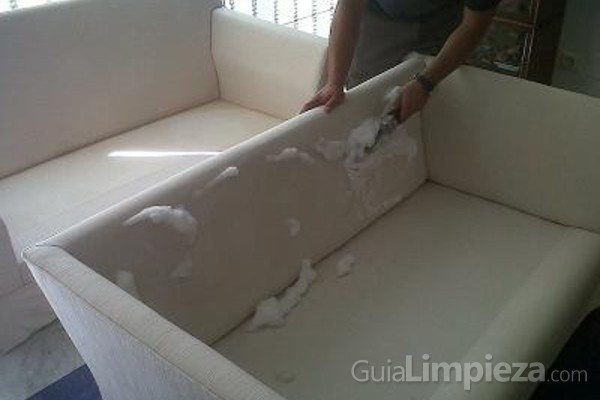 Limpiar la tapicería del sofá 